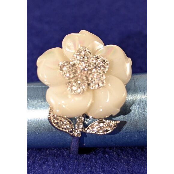 White Pearlescent Petals Rhinestone Center and Petal Ring Size 7.25 - Picture 5 of 10